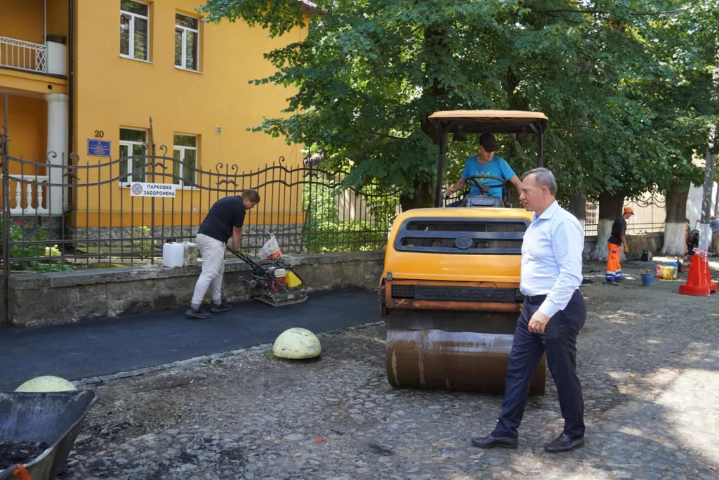 В Ужгороді ремонтують тротуар на вулиці Капітульній В Ужгороді ремонтують тротуар на вулиці Капітульній