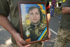 Ужгород попрощався із солдатом Віталієм Лакатошем, який рік вважався зниклим безвісти