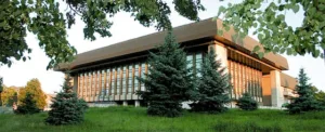 Закарпатський муздрамтеатр закриває 79-й сезон: прем’єри, благодійність та плани на ювілей