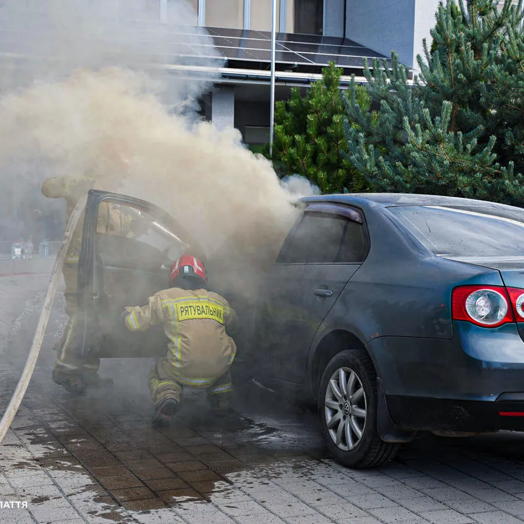 В Ужгороді на вулиці Олександра Блистіва загорівся автомобіль Volkswagen Jetta