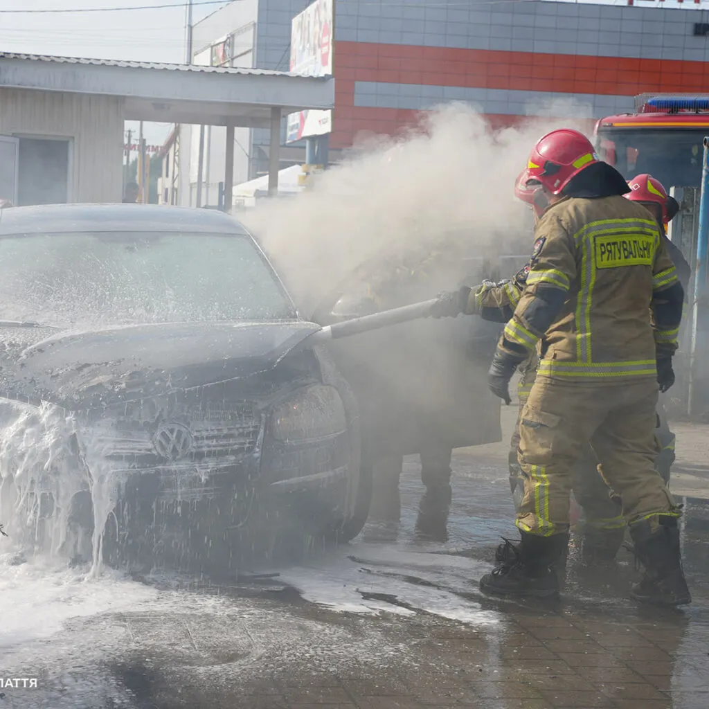 В Ужгороді на вулиці Олександра Блистіва загорівся автомобіль Volkswagen Jetta