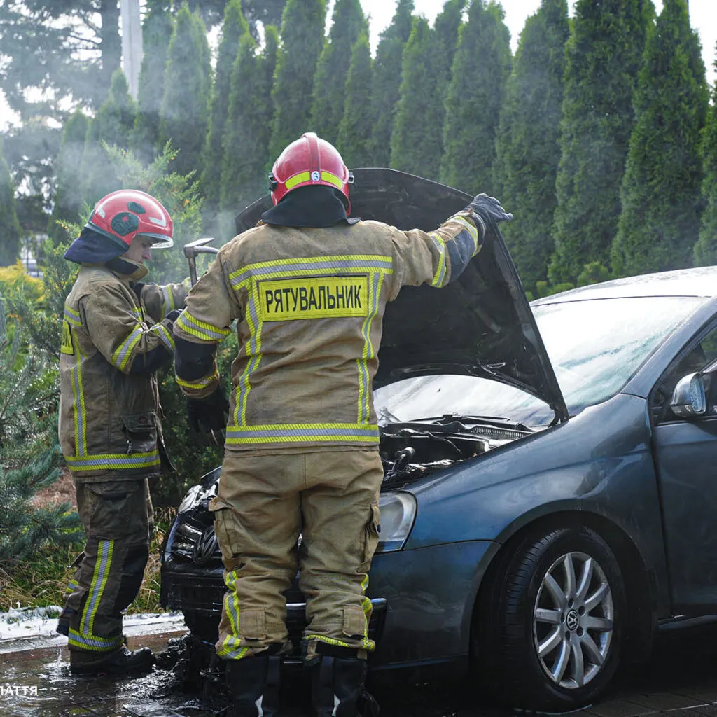 В Ужгороді на вулиці Олександра Блистіва загорівся автомобіль Volkswagen Jetta