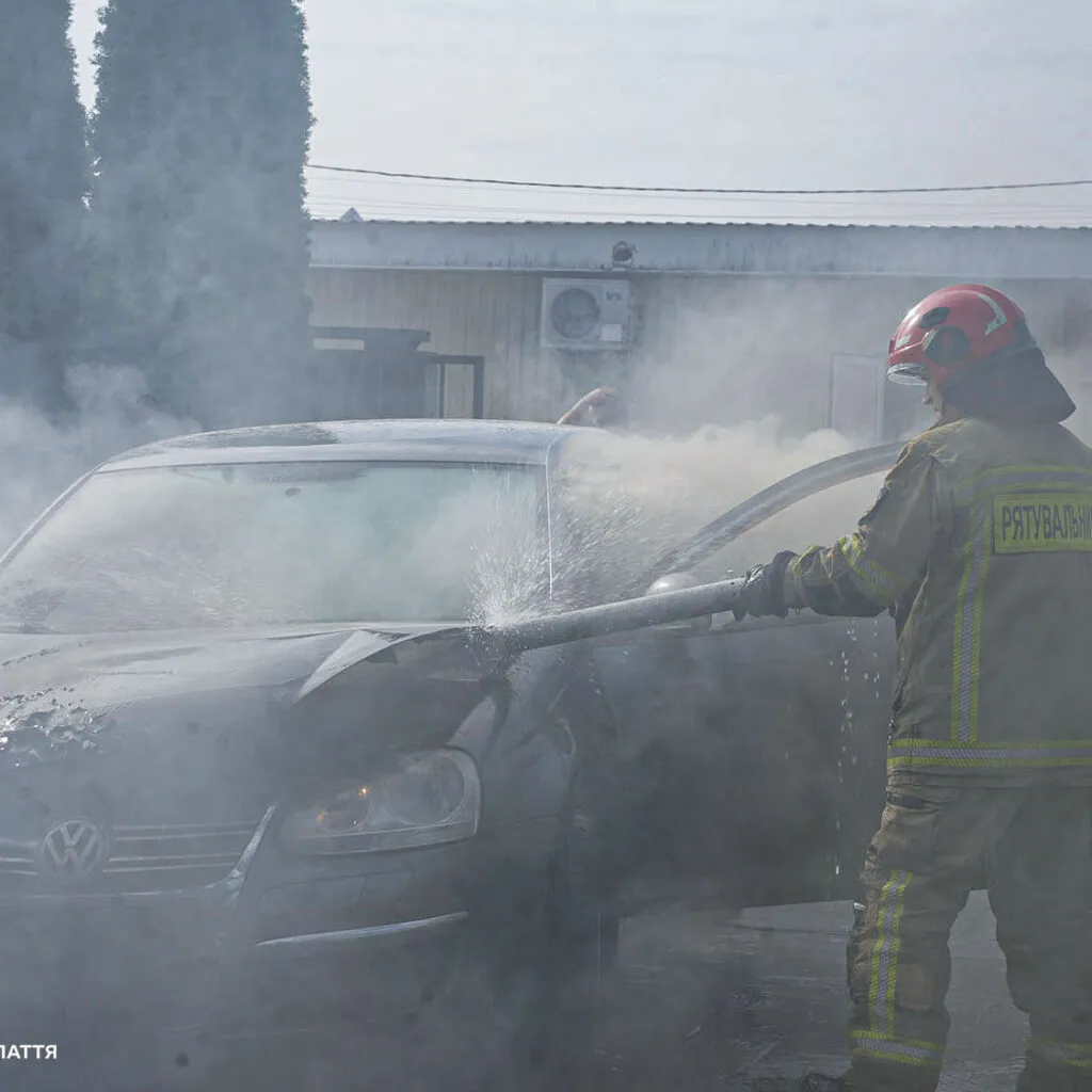 В Ужгороді на вулиці Олександра Блистіва загорівся автомобіль Volkswagen Jetta