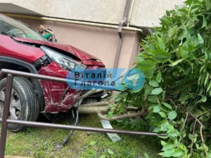 В Ужгороді на вулиці Лінтура п’яна водійка спричинила масштабну ДТП