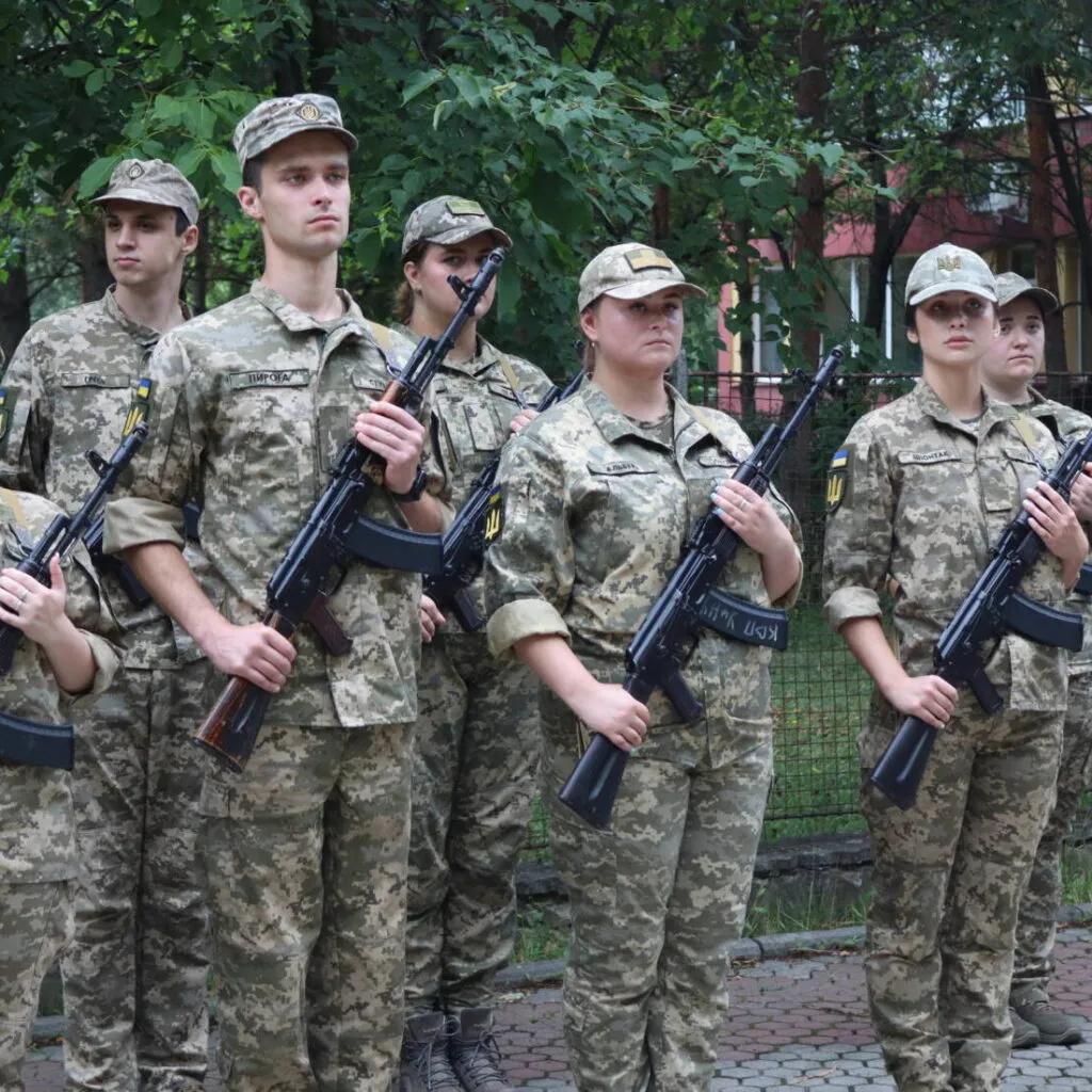 Урочиста Присяга в УжНУ: Нові Офіцери Запасу Присягнули Україні
