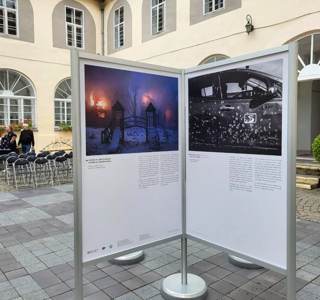 В Ужгородському замку відкрилася фотовиставка «Очі війни»: свідчення польських фотожурналістів