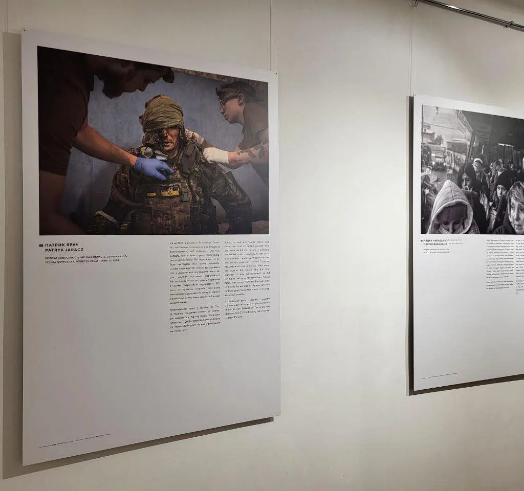 В Ужгородському замку відкрилася фотовиставка «Очі війни»: свідчення польських фотожурналістів