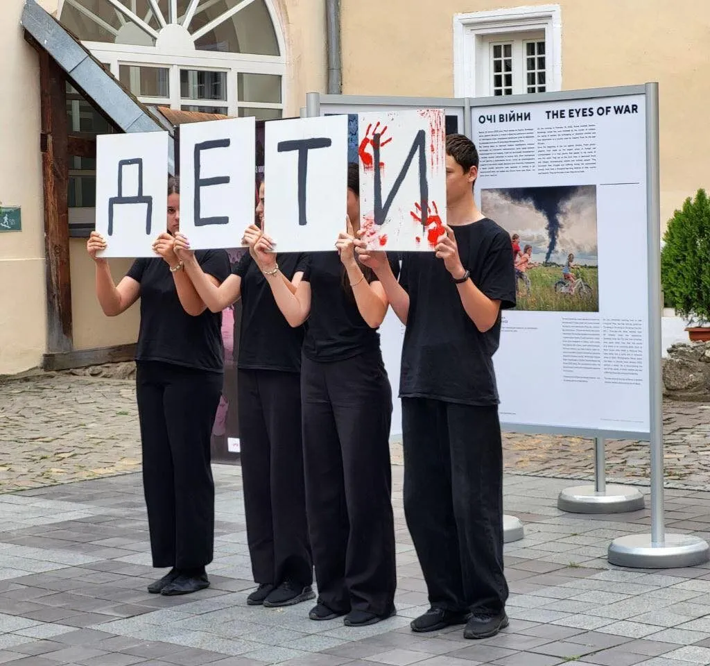 В Ужгородському замку відкрилася фотовиставка «Очі війни»: свідчення польських фотожурналістів