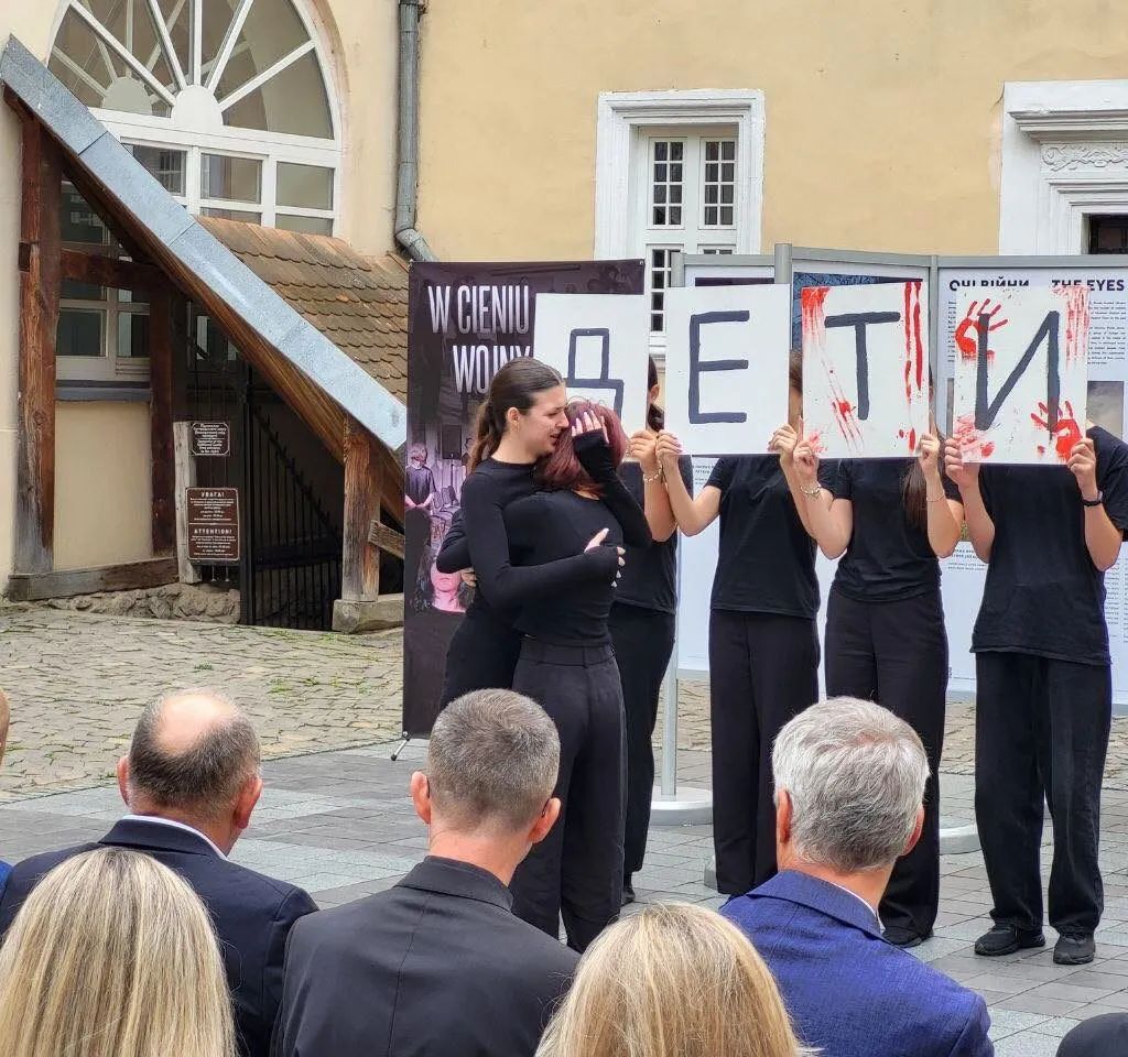 В Ужгородському замку відкрилася фотовиставка «Очі війни»: свідчення польських фотожурналістів