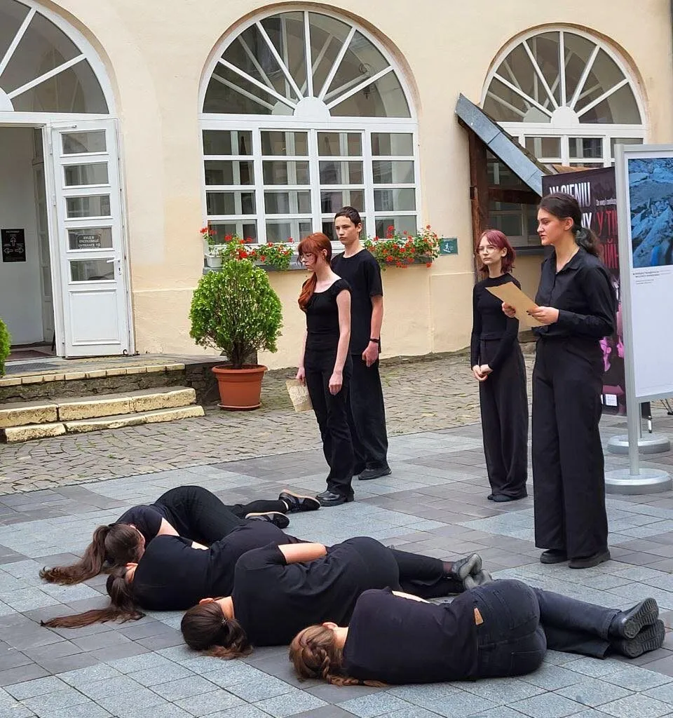 В Ужгородському замку відкрилася фотовиставка «Очі війни»: свідчення польських фотожурналістів