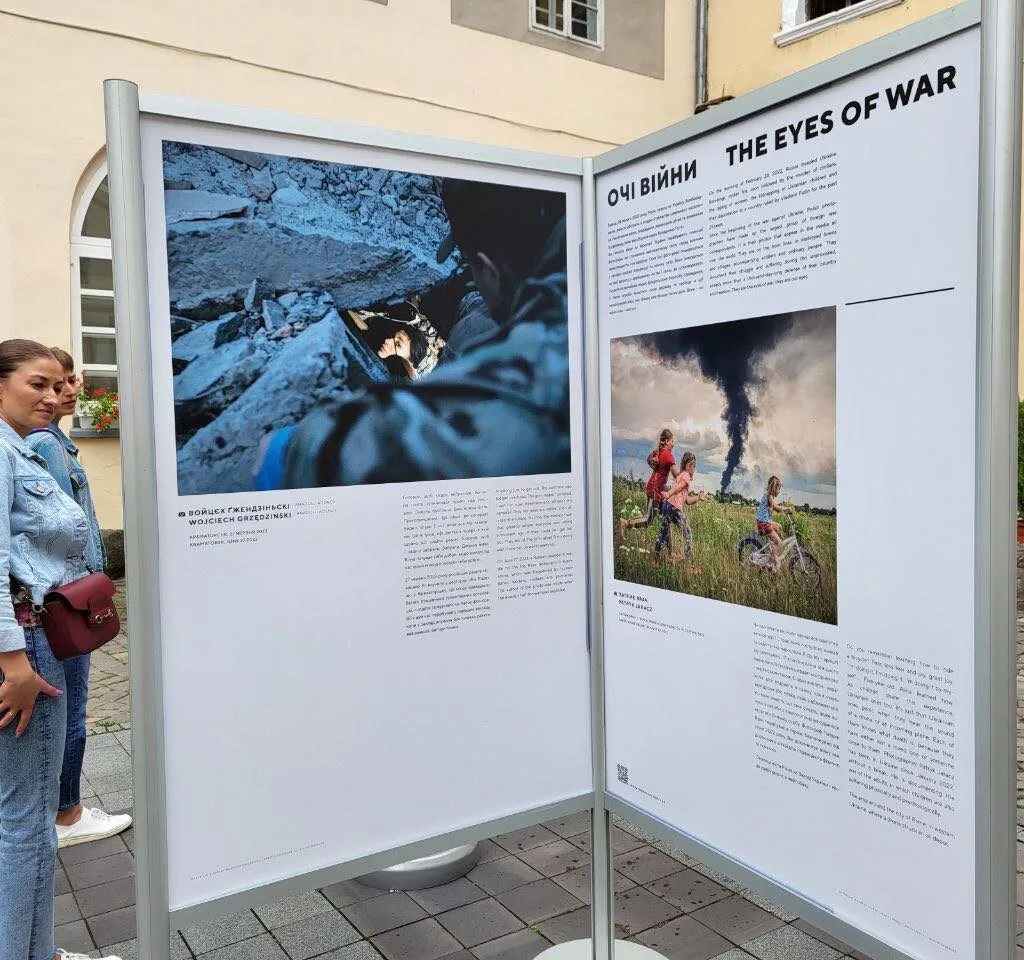 В Ужгородському замку відкрилася фотовиставка «Очі війни»: свідчення польських фотожурналістів