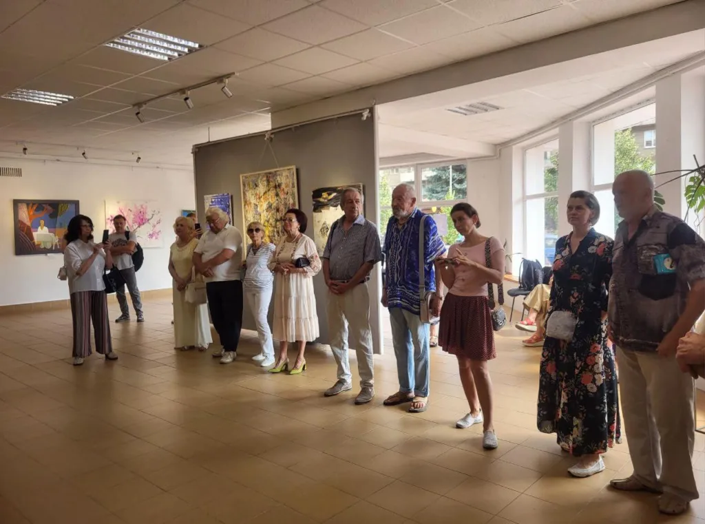 В Ужгороді відкрилась святкова виставка до Дня Прапора та Незалежності України: мистецтво як символ незламності В Ужгороді відкрилась святкова виставка до Дня Прапора та Незалежності України: мистецтво як символ незламності