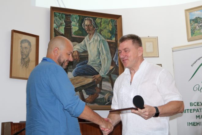 Іван Трещак вручає нагороду лауреату конкурсу ім. І. Чендея Дмитру Лазуткіну