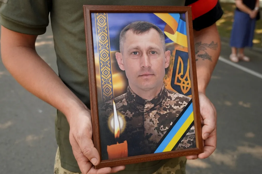 В Ужгороді попрощалися із загиблим захисником Миколою Манільчуком