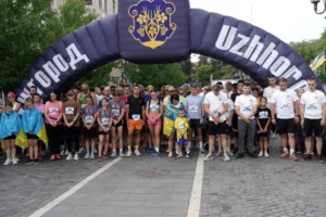 Ужгород вшановує героїв: тисячі українців об’єдналися у забігу «Шаную Воїнів, біжу за Героїв України»