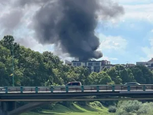 Потужна пожежа в Ужгороді: чорний дим над містом
