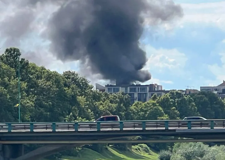 Над Ужгородом здіймається дим: горить новобудова на Слов'янській ...