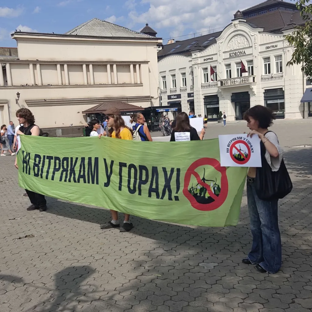 Протест в Ужгороді проти вітряків на Полонині Руна: поліція склала протоколи на активістів