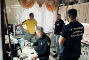 Директор та інженер Ужгородської міськради підозрюються у розкраданні коштів на ремонті поліклініки