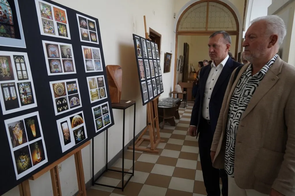 Феєрія Фарб та Незламності: Мистецькі Події в Ужгороді Напередодні Дня Художника