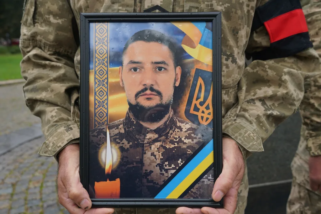 Ужгород у скорботі: Місто попрощалося з полеглими Героями Юрієм Бачкаєм та Олександром Дзуринцем