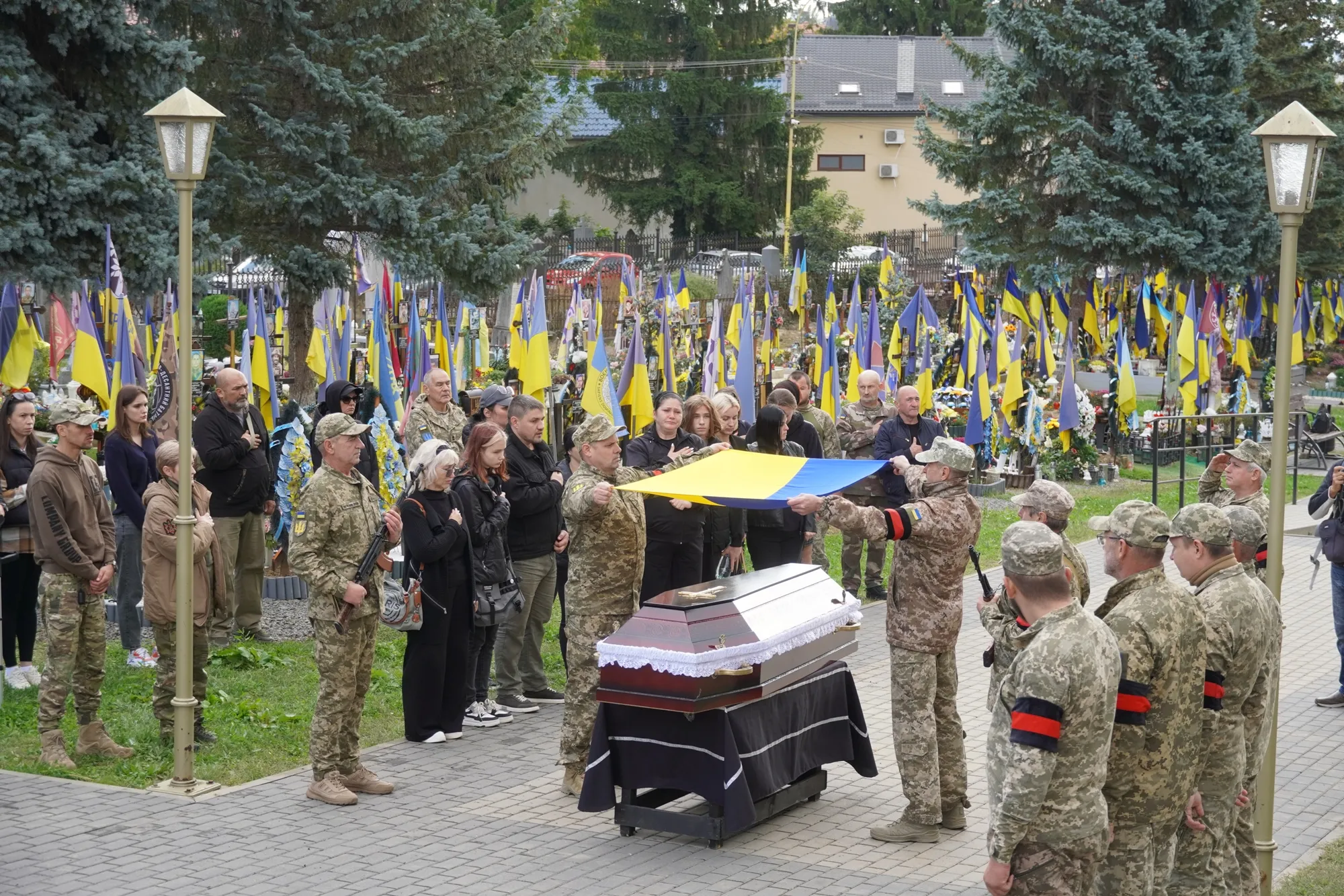 Ужгород провів в останню путь захисника Сергія Златєва, який помер після поранення