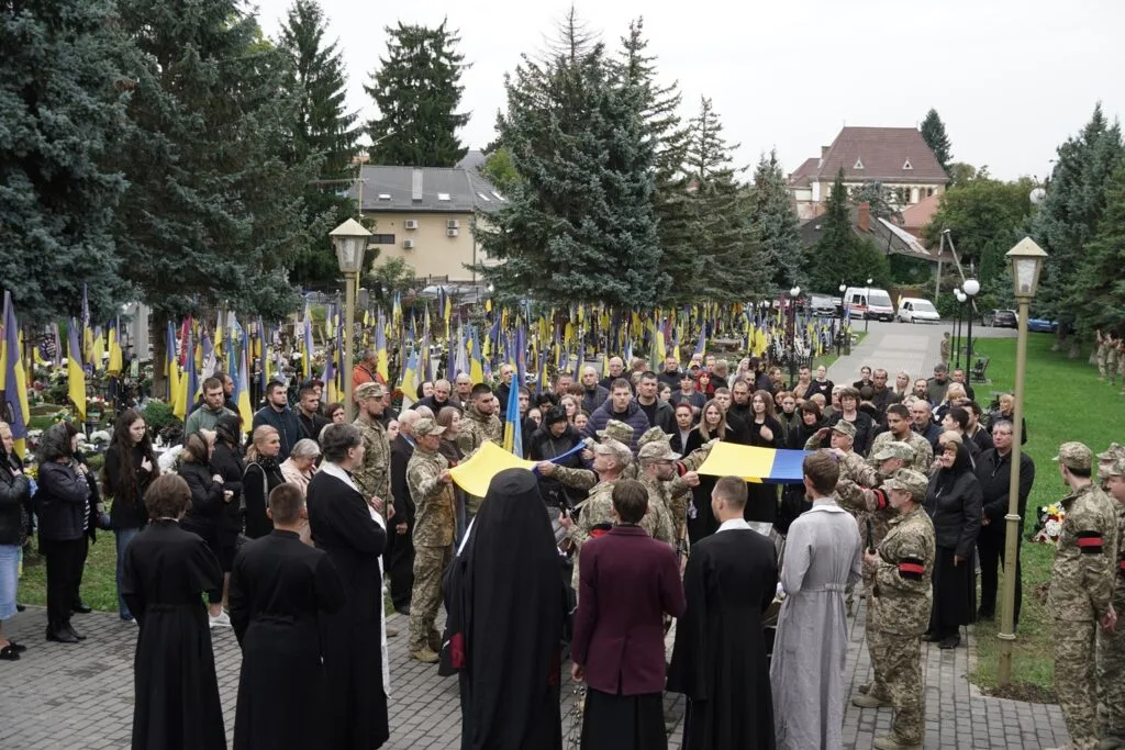 Ужгород у скорботі: Місто попрощалося з полеглими Героями Юрієм Бачкаєм та Олександром Дзуринцем