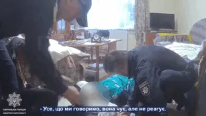 Операція з порятунку в Ужгороді: Патрульні через балкон проникли до квартири літньої жінки