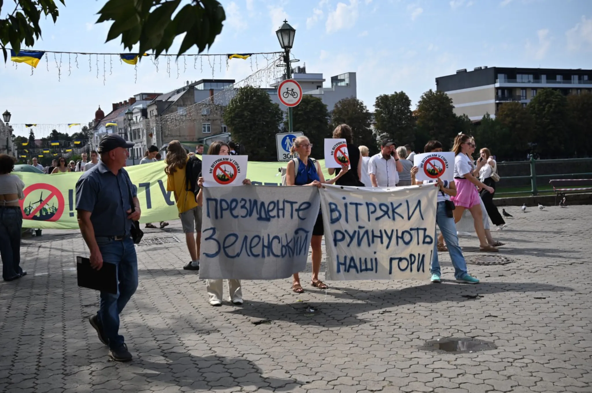 Ужгородці протестували проти вітряків на Полонині Руна під час візиту президента Зеленського