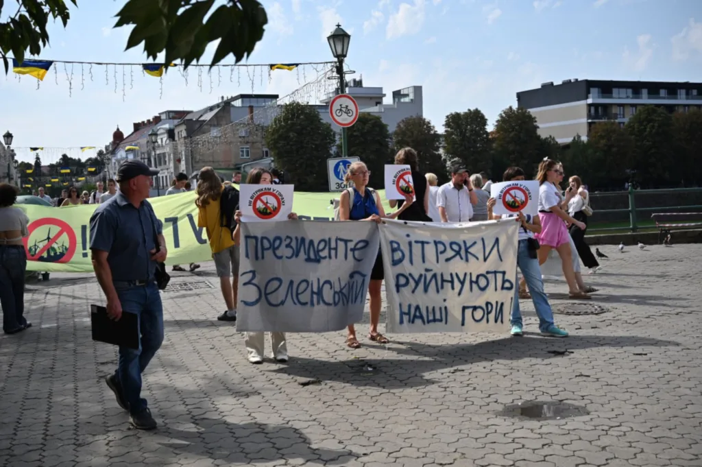 Ужгородці протестували проти вітряків на Полонині Руна під час візиту президента Зеленського