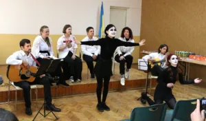 “Вітаміни для душі”: Закарпатський муздрамтеатр започаткував традицію виступів для військових у шпиталі