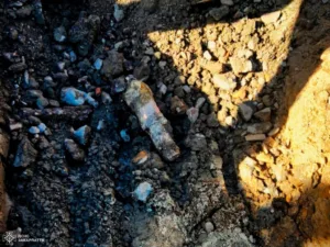 «Привіт із минулого»: в Ужгороді на вулиці Гаджеги піротехніки знешкодили 82-міліметрову міну