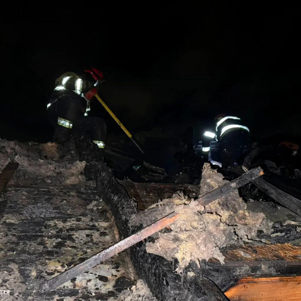 Масштабна пожежа в Ужгороді: рятувальники понад сім годин боролися з вогнем у приватному будинку