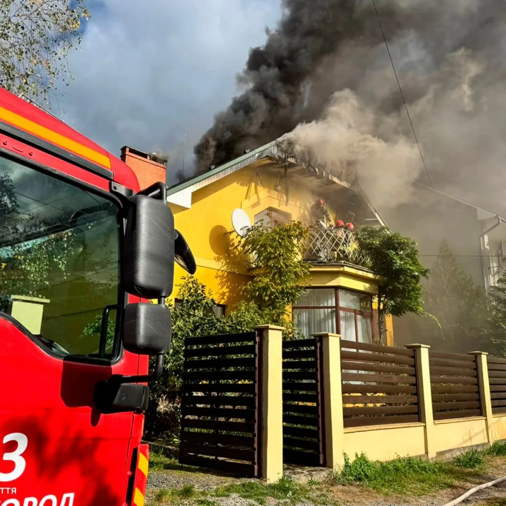 Масштабна пожежа в Ужгороді: рятувальники понад сім годин боролися з вогнем у приватному будинку
