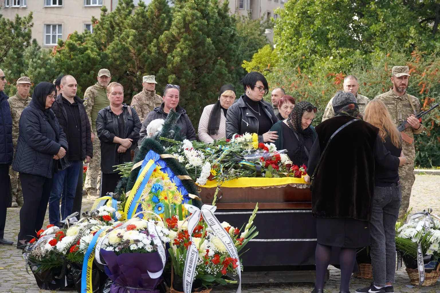 Ужгород провів в останню путь Захисника — старшого сержанта Віктора Завадяка