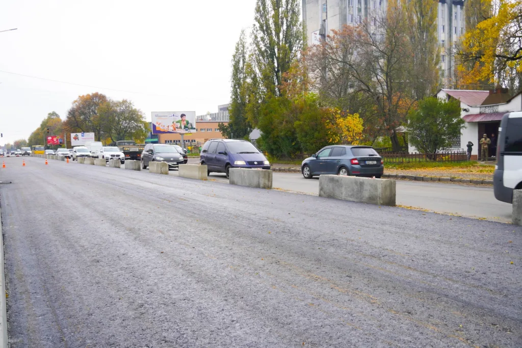 На в’їзді в Ужгород перекривають ліву смугу вулиці Карпатської України
