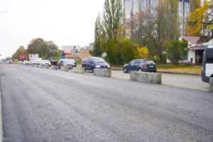 На в’їзді в Ужгород перекривають ліву смугу вулиці Карпатської України