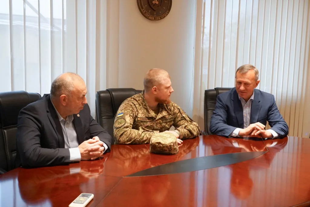 Ужгород підтримує захисників: Міський голова Богдан Андріїв зустрівся з Героєм України Владиславом Стоцьким та його побратимами Ужгород підтримує захисників: Міський голова Богдан Андріїв зустрівся з Героєм України Владиславом Стоцьким та його побратимами