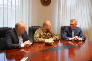 Ужгород підтримує захисників: Міський голова Богдан Андріїв зустрівся з Героєм України Владиславом Стоцьким та його побратимами