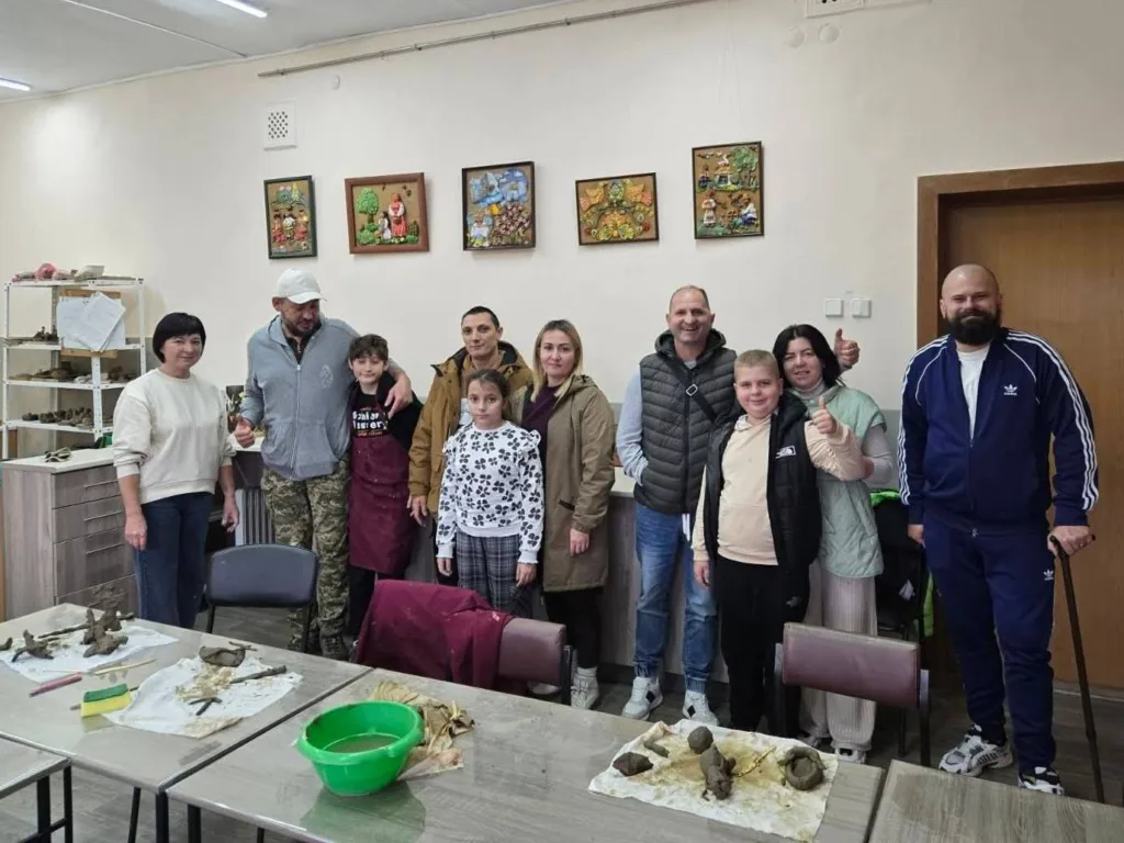 Арт-терапія для захисників: В Ужгороді провели майстер-клас із гончарства для ветеранів та їхніх родин Арт-терапія для захисників: В Ужгороді провели майстер-клас із гончарства для ветеранів та їхніх родин