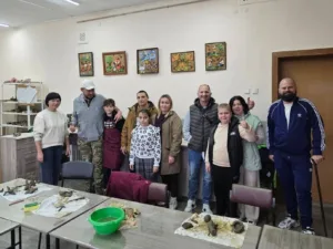 Арт-терапія для захисників: В Ужгороді провели майстер-клас із гончарства для ветеранів та їхніх родин