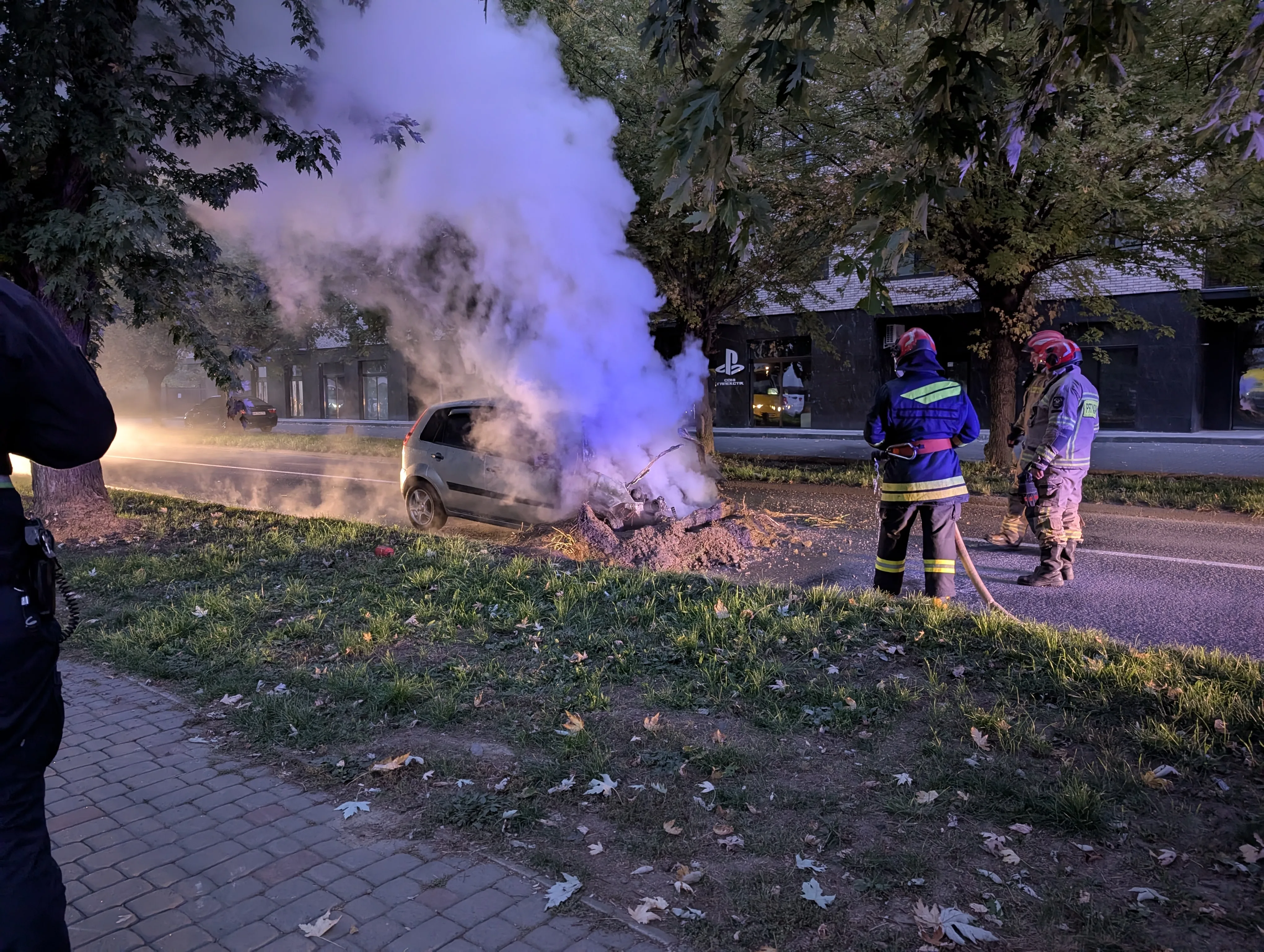 В Ужгороді на Капушанській вулиці під час руху спалахнув автомобіль Ford Fiesta