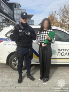 В Ужгороді поліцейські повернули власниці загублені документи: Випадок на вулиці Гойди