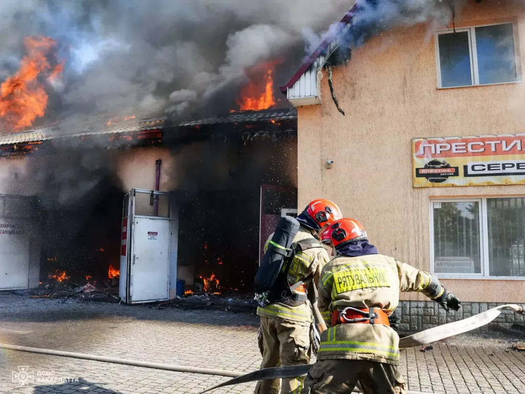 Масштабна пожежа на СТО в Ужгороді: рятувальники запобігли розповсюдженню вогню на житловий сектор та АЗС Масштабна пожежа на СТО в Ужгороді: рятувальники запобігли розповсюдженню вогню на житловий сектор та АЗС
