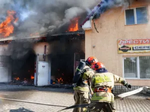 Масштабна пожежа на СТО в Ужгороді: рятувальники запобігли розповсюдженню вогню на житловий сектор та АЗС
