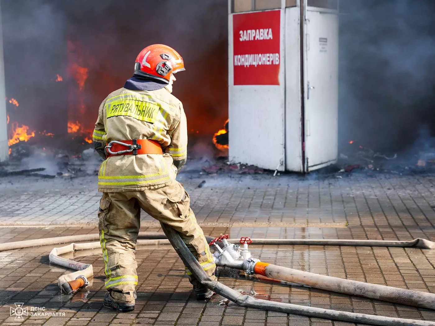 Масштабна пожежа на СТО в Ужгороді: рятувальники запобігли розповсюдженню вогню на житловий сектор та АЗС