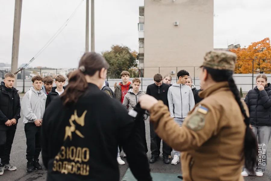 Урок мужності від гвардійців: Учні Ужгородського ліцею освоїли FPV-дрони та тактичну медицину