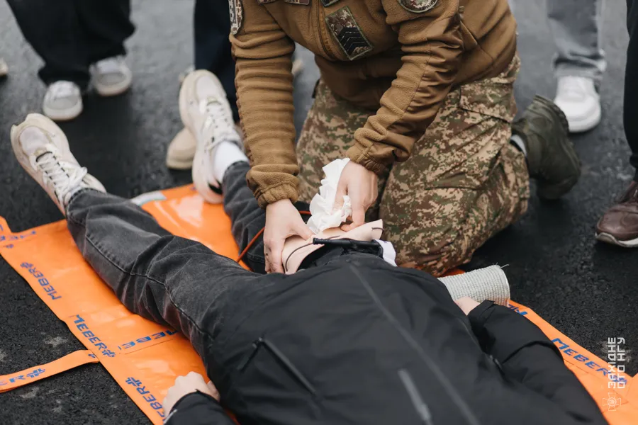Урок мужності від гвардійців: Учні Ужгородського ліцею освоїли FPV-дрони та тактичну медицину