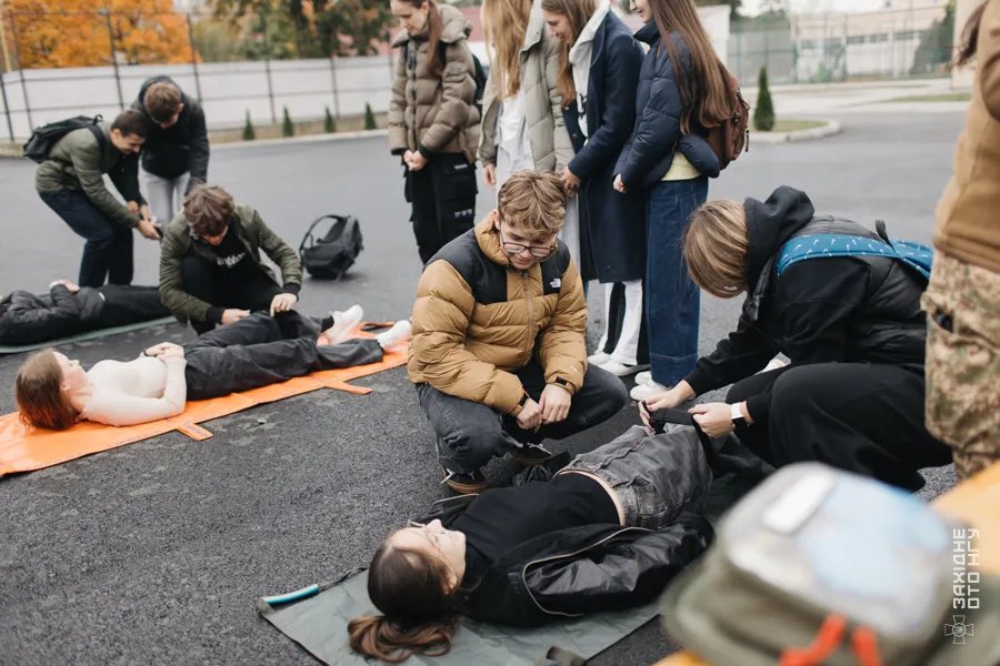 Урок мужності від гвардійців: Учні Ужгородського ліцею освоїли FPV-дрони та тактичну медицину