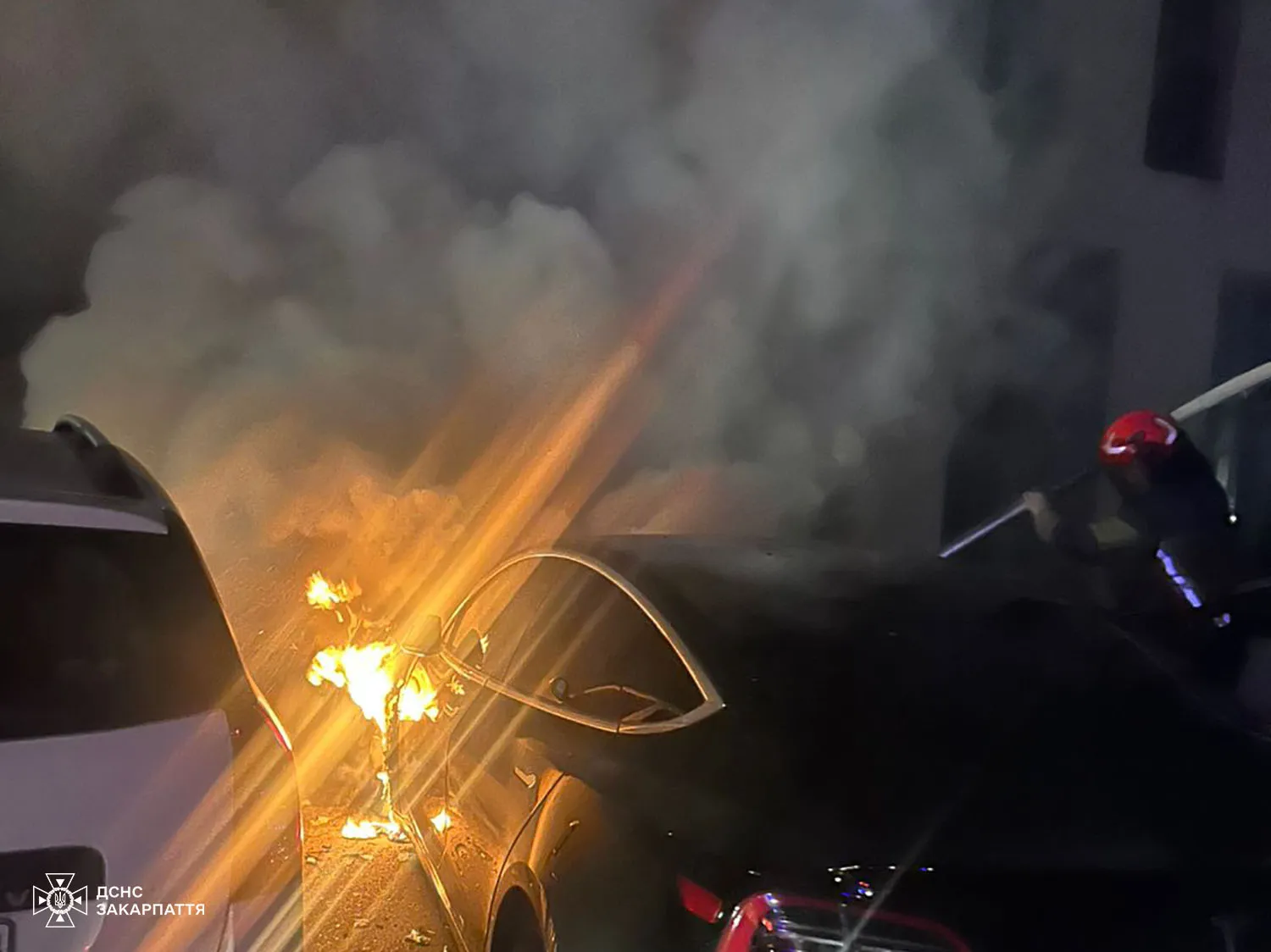 Сенсаційне затримання в Ужгороді: Студента підозрюють у підпалі Tesla на замовлення